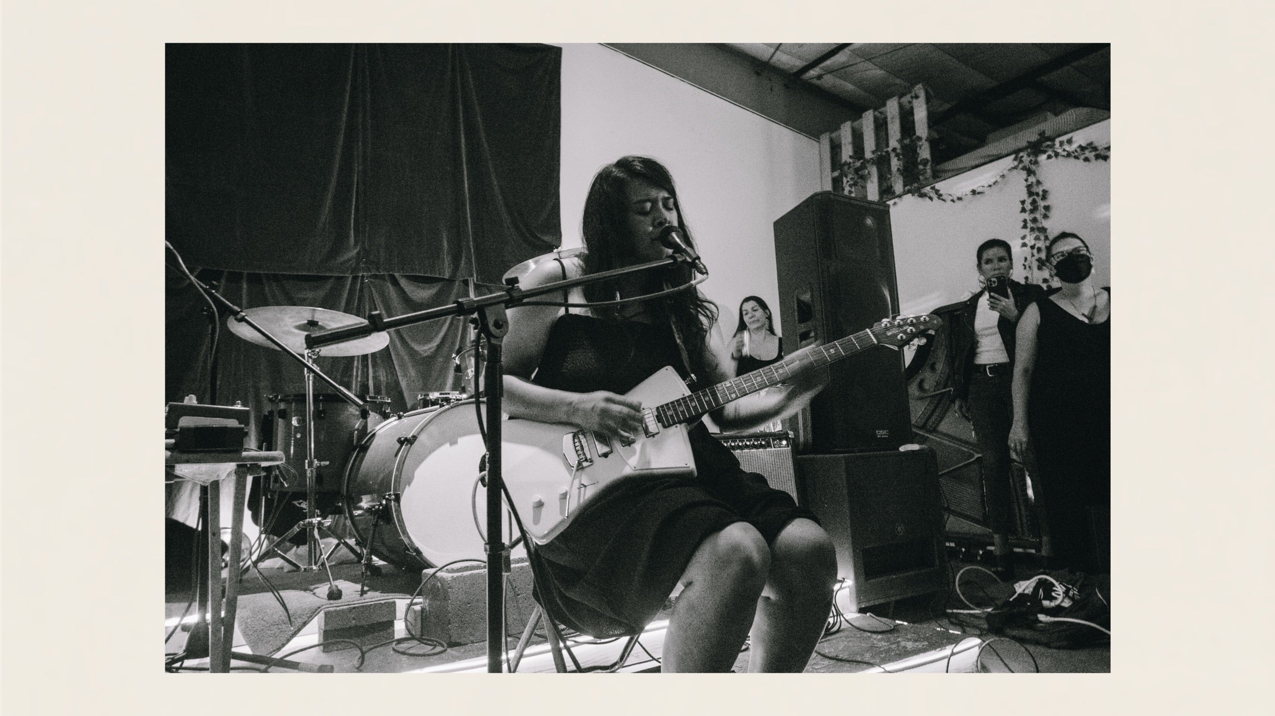KP, musicienne swinomish de Black Belt Eagle Scout 